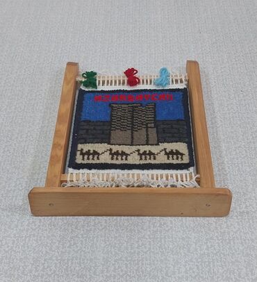 Hədiyyələr: Xalça toxuculuq dəsti – Azərbaycan motivli, əl işidir. Dəstdə ağacdan — 6