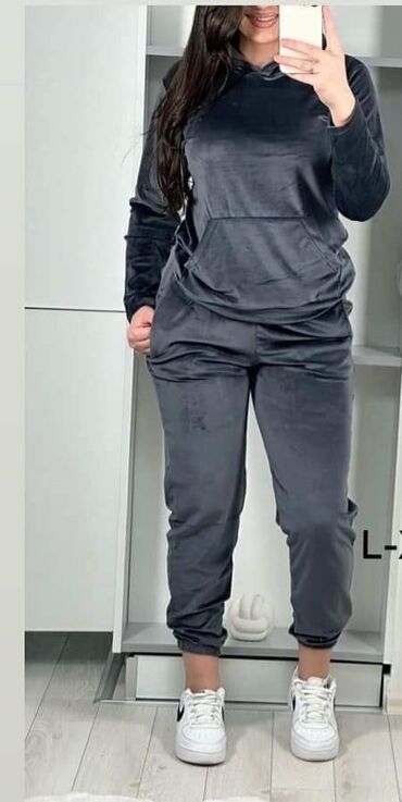 Gornji i donji deo: Plisane trenerke,vece velicine.
2.700
L,XL,2XL,3XL — 5