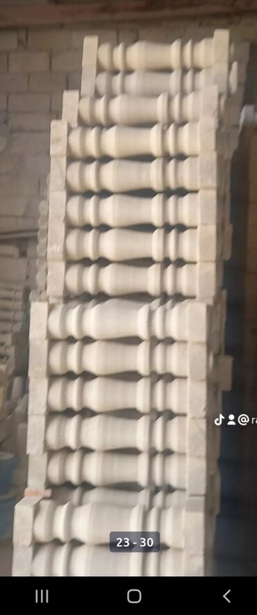 Pilləkən məhəccərləri: Ağ rəngli, müxtəlif formalı və ölçülü dəmir-beton sütunlar. Bu — 17