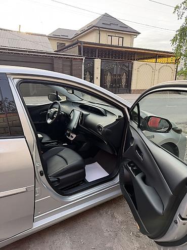 byd e6: Toyota Prius: 2017 г., 1.8 л, Электромобиль, Хэтчбэк — 3