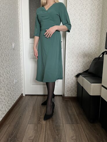 вечернее платье зеленое: Платье. Размер 46. Очень стройнит