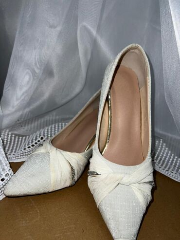 продать туфли: Туфли 37.5, цвет - Белый