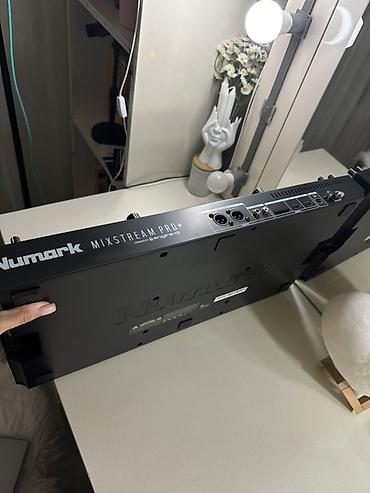 Kontrollerlər: Numark Mixstream Pro+ — müstəqil DJ kontroleri Xüsusiyyətlər: - 2 — 7