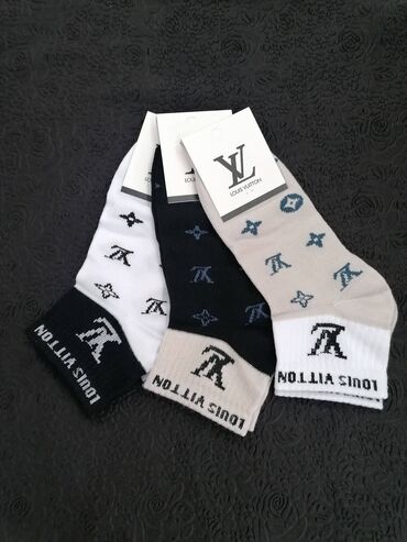 Čarape: 3/4 carape
12 pari 2000 din — 25