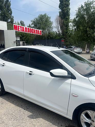 18 r: Chevrolet : 2021 г., 1 л, Автомат, Бензин, Седан — 2