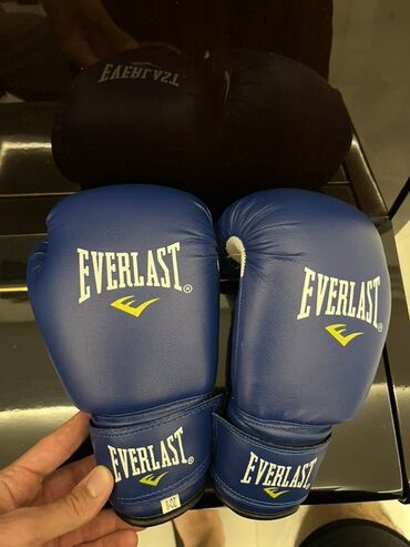 Turniklər və bruslar: Everlast boks əlcəkləri, məşqlər və sparinglər üçün idealdır. Mavi