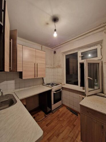 сдаю место в салоне: 3 комнаты, 58 м², 104 серия, 3 этаж, Старый ремонт