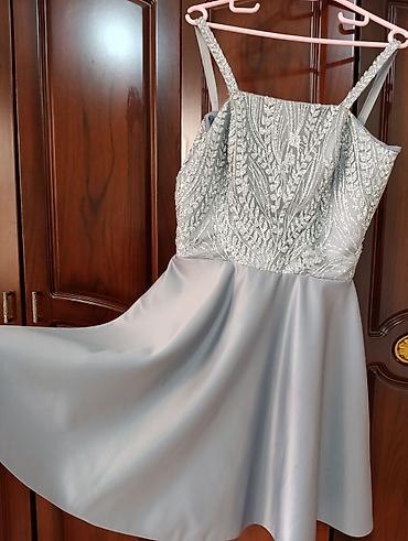 gumuşu: Gümüşü rəngdə, zərif qısa ziyafət/libas. - Model: A-kesim, dizə yaxın — 2