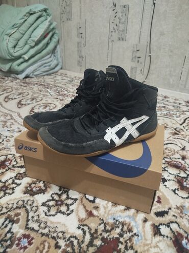 button куртки бишкек: Эркектердин кроссовкасы, 41.5, Asics, Колдонулган, түсү - Кара