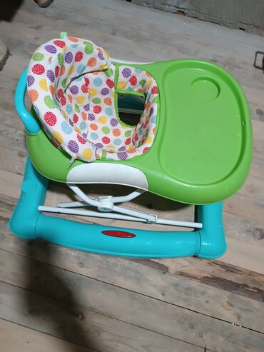 Nitril əlcəklər: Uşaq yeriyən (baby-walker) - Rənglər: yaşıl üst panel, mavi baza