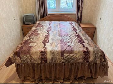 набор инструментов для дома: Продаю двухспальную кровать с матрасом и двумя тумбочками, матрас не
