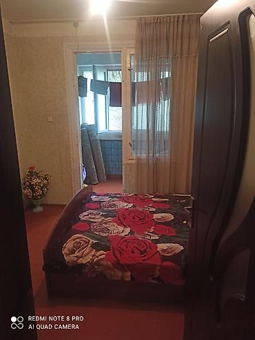 Mənzil kirayələyirəm: 1 otaqlı mənzil – interyer və plan - Geniş zal/otaq: divar kağızı ilə — 6