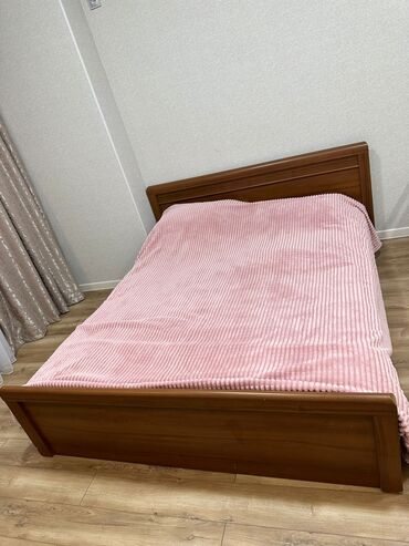 старый мебели: Двуспальная Кровать, Б/у