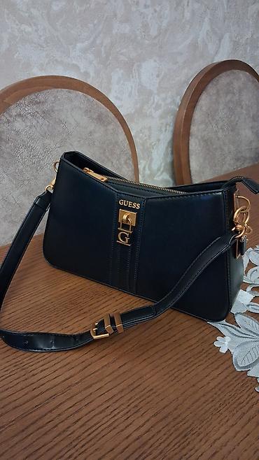 Guess qadın çantası - Rəng: qara - Material: hamar səthli eko‑dəri -