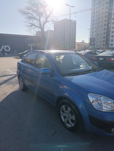Kia: Kia Rio sedan – mavi rəng, 4 qapı. Texniki və dizayn xüsusiyyətləri — 4