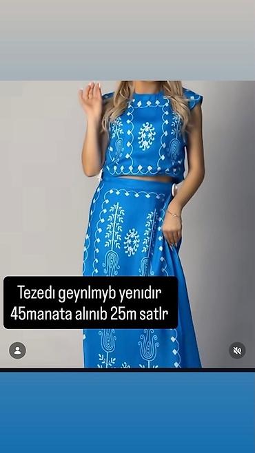 Mavi rəngli iki hissəli dəst – qolsuz qısa top və uzun ətək. Parlaq