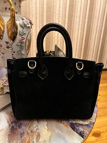 Çantalar: Qara əl çantası – klassik tote dizaynı - Material: zərif süet — 2