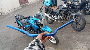 moped ehtiyyat hissələri: Motosiklet üçün mavi rəngdə sükan. Rahat idarəetmə və manevr imkanı