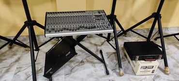 ses ucaldıcı: Peşəkar audio tənzimləmə üçün hazırlanmış səs mikseri və dinamik