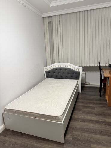 купить бу кровать с матрасом: Продается одно местная кровать в белом цвете,изголовье мягкое в сером