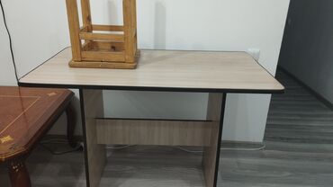 купить кровать бу кривой рог: Продаю кухонный столи две табуретки б/у