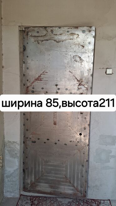 молодая гвардия московская: Металлическая дверь серого цвета с видимыми следами эксплуатации