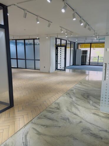 аренда помещения бишкек центр: Сдаю Офис, 300 м², В жилом комплексе, 1 линия, С отдельной кухней, С системой безопасности