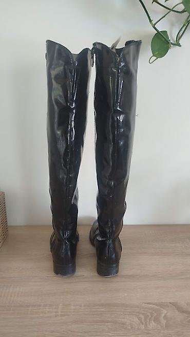 Čizme: Lakovane čizme preko kolena – veličina 39 Unutrasnje gaziste 25cm. - — 3