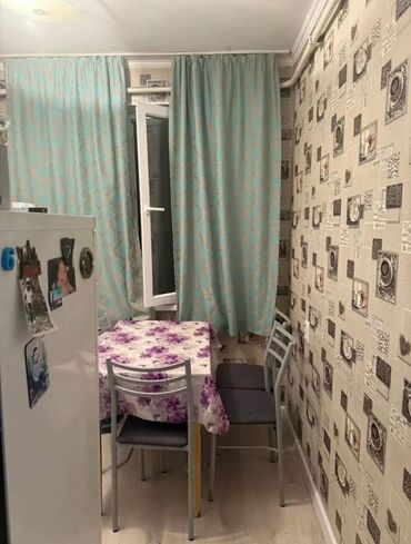 продам 3 х ком кв в мкр: 2 бөлмө, 43 кв. м, 104-серия, 1 кабат, Эски ремонт