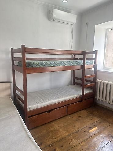 bunk bed: Двухъярусная кровать из дерева с выдвижными ящиками. В отличном — 2