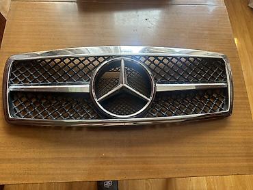 w202 radiator barmaqligi: Mercedes-Benz Üçşüalı Mercedes loqolu, üfüqi iki xətli dizayn — 1