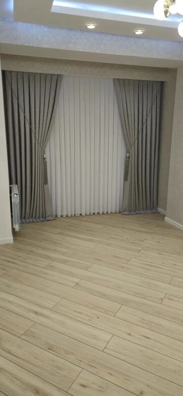 Pərdə və tüllər: Qalın, boz rəngli, zərli naxışlı pərdələr otağa zərif və dəbli bir — 4