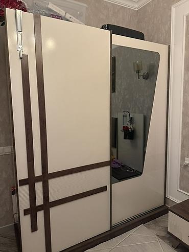 islenmis skaflar: Sürgülü qapılı şkaf - Dizayn: Krem rəngli korpus, tünd ağac — 1