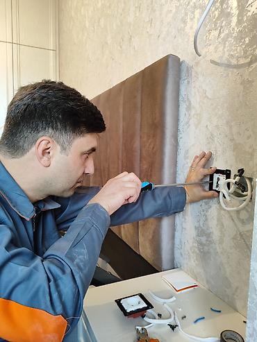 pol yonan usta: Elektrik xidmeti.Yeni tikilən binalarda mənzillərin elektrik işlərin — 1