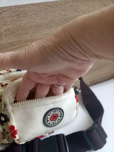 Torbe: Kipling original odlično organizirana 1500 din — 3