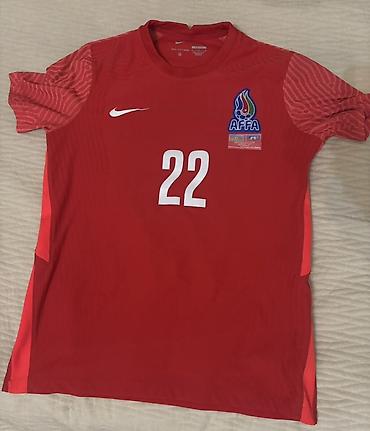 Azərbaycan milli komandasına aid futbol forması. Forma qırmızı