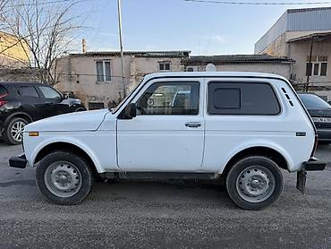 VAZ (LADA): LADA Niva 4x4, ağ rəng, 3 qapılı kuzov. Xüsusiyyətlər: - Daimi — 3