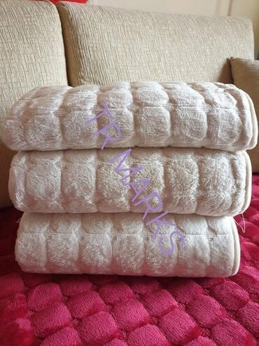 Posteljina: Ne klizajuci plisani flekeri. Idealni za odrzavanje. Set sadrzi tri — 1