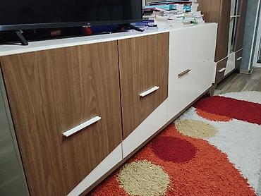 televizor altlığı alcipandan: Mebel TV tumbası / konsol - Dizayn: İki rəngli kombinasiya – ağ — 1