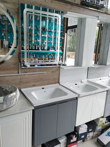 ик удлинитель: Ağ rəngli keramika lavabosu olan boz rəngli hamam dolabı. Lavabo tək