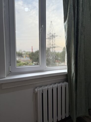 1 комнатная квартира на длительный срок в городе бишкек: 1 бөлмө, Менчик ээси, Чогуу жашоосу жок, Толугу менен эмереги бар