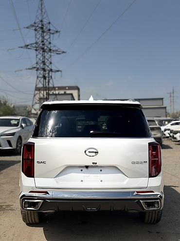GAC: GAC GS8 (второе поколение), белый кузов. Ключевые особенности: - — 2