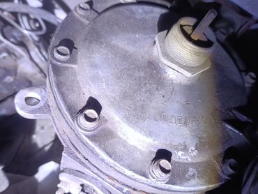 Скутеры: Мопед красного цвета с черными и серыми акцентами. Оснащен передней — 3