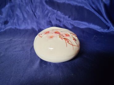 Ostalo posuđe: Pepeljara nova klompa,porcelanska. Visina. 6cm. Duzina. 12cm na lalafo.rs — 7 Ostalo posuđe: Pepeljara nova klompa,porcelanska. Visina. 6cm. Duzina. 12cm — 7