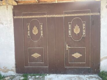 ucuz çılçıraqlar: Darvazalar, Həyət üçün