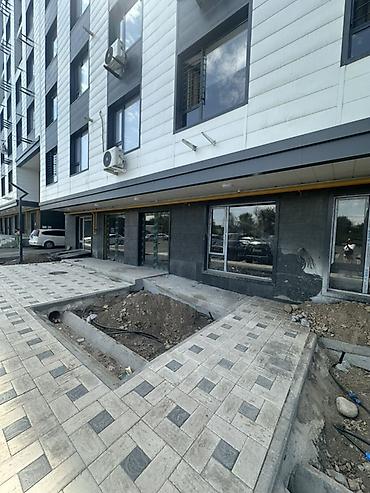 Коммерческое помещение на первом этаже современного жилого комплекса