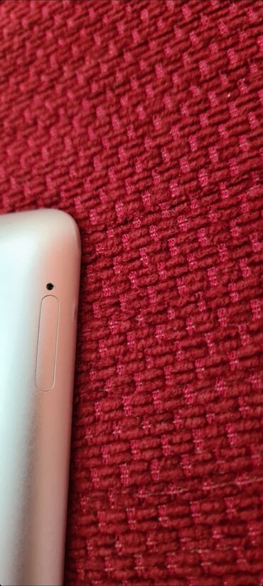 Tableti: ★ Na prodaju sivo beli Apple iPad 2 Model : A1396 Memorija: 32GB — 8