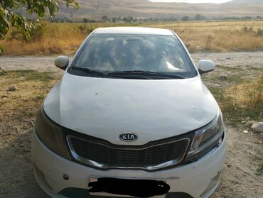 шины бу бишкек оптом: Белый седан Kia Rio. Автомобиль оснащен механической коробкой передач