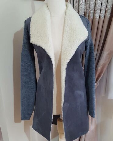 oversize jaket: Jaket satılır. Ölçü 36-dan 40-a kimi gedir. Rəng: boz İçi kürk üstü