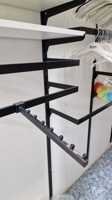 ПО для бизнеса: Mağaza vitrini üçün metal stend və rəf sistemi - Divara montaj olunan